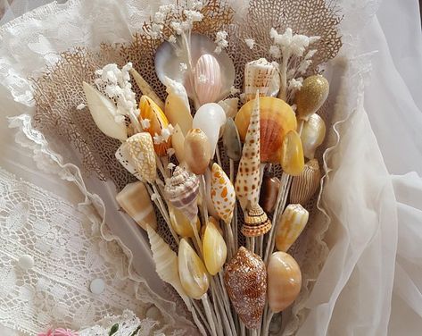 Beach Wedding Turquoise, Rare Shells, Shell Bouquet, Seashell Bouquet, Bridal Bouquet White, Seashell Art Diy, Seashell Projects, Shell Craft, Shell Flowers