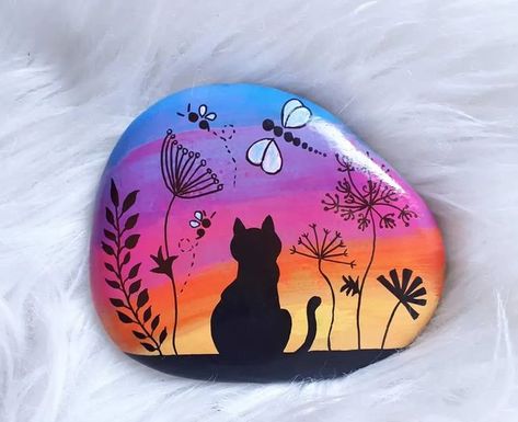 Instagram Chat, Painted Garden Rocks, Rock Painting Tutorial, Diy Rock Art, Book Crafts Diy, Painted Rock Animals, Art Pierre, Stone Art Painting, Halloween Rocks