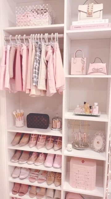 Walk In Closet Aesthetic Coquette, Cute Closet Ideas Small Spaces, Coquette Walk In Closet, Walk In Closet Ideas Apartment, Aesthetic Walk In Closet, Aesthetic Closet Organization, Aesthetic Closet, Minimalist Bedrooms, Beanie Collection