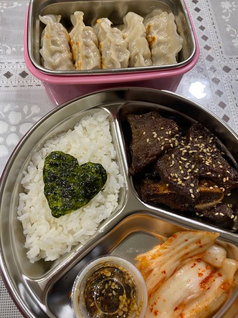 Lunch Ideas Korean Food, Korean Food And Snacks, Lunch Korean Aesthetic, Korean Healthy Lunch Aesthetic, Korean Dumplings Aesthetic, Lunch Box Ideas Korean, Healthy Lunch Ideas Korean, Aesthetic Korean Foods, Korean Bento Box Lunch Ideas