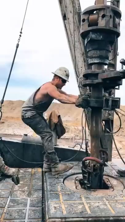 9gag Amusant, Oil Field Worker, Dangerous Jobs, Oil Drilling, Well Drilling, Oil Well, Drilling Rig, Wow Video, Memes Br