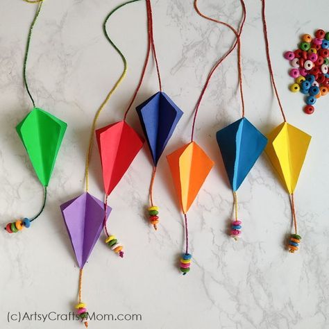 Easy step by step instructions on how to make this Sankranti Craft for Kids- DIY Paper Kite Mobile. Easy kite crafts for kids, perfect for Sankranti and Kite Day. #Kitecraft #sankranti #Nurserydecor #paperkite #kidscraft #artsycraftsymom Sankranti Craft, Kite Crafts, Origami Kite, Kunst For Barn, Kite Decoration, Paper Kite, Diy Kite, Kites Craft, Kites For Kids