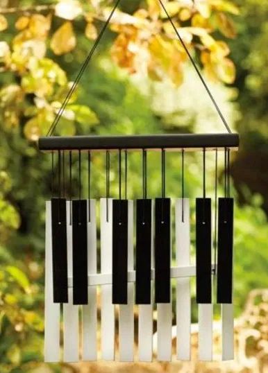 Piano Crafts, Make Wind Chimes, Key Crafts, Repurposed Windows, Piano Decor, Piano Parts, Diy Music, Piano Art, Old Pianos