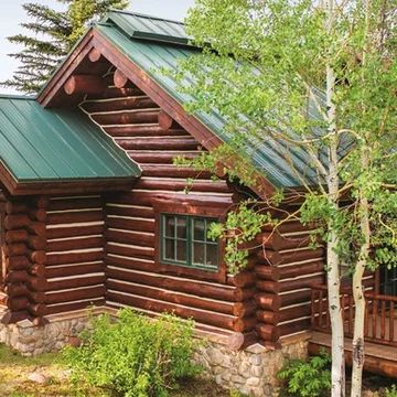 Cabin Windows Exterior, Stained Log Cabin Exterior, Rustic Cabin Exterior Ideas, Log Cabin Exterior Color Schemes, Log Cabin Paint Colors, Log Cabin Exterior Paint Colors, Cabin Exterior Color Schemes, Log Home Exterior Colors, Log Cabins Exterior