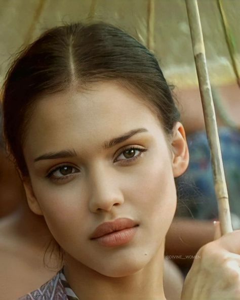 The Sleeping Dictionary, Jessica Alba Beach, Bambi Makeup, Divine Women, 2000s Icons, Straight Eyebrows, Face Fillers, Actress Without Makeup, Girl With Brown Hair