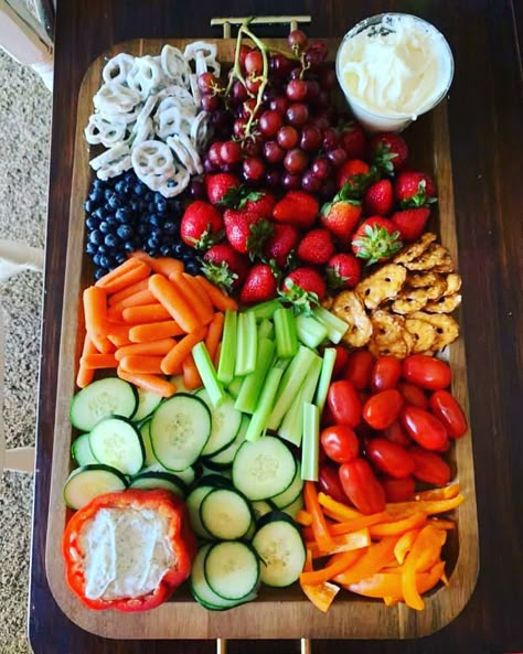 Party Platters For A Crowd, Party Spread Ideas, Fruit And Veggie Charcuterie Board, Charcuterie Board Beach, Board Night Ideas, Charcuterie Fruit, Christmas Veggie, Fruit Tray Ideas, Christmas Veggie Tray