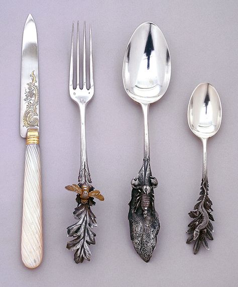 Dessert fork with handle in the form of a gilded bee on a  leaf. Gothic Aesthetic Victorian, Paris Apartment Aesthetic, Kitchen Knife Design, Unique Utensils, Beautiful Flatware, Knife Aesthetic, Gothic Kitchen, Cutlery Art, Kitchen Wares