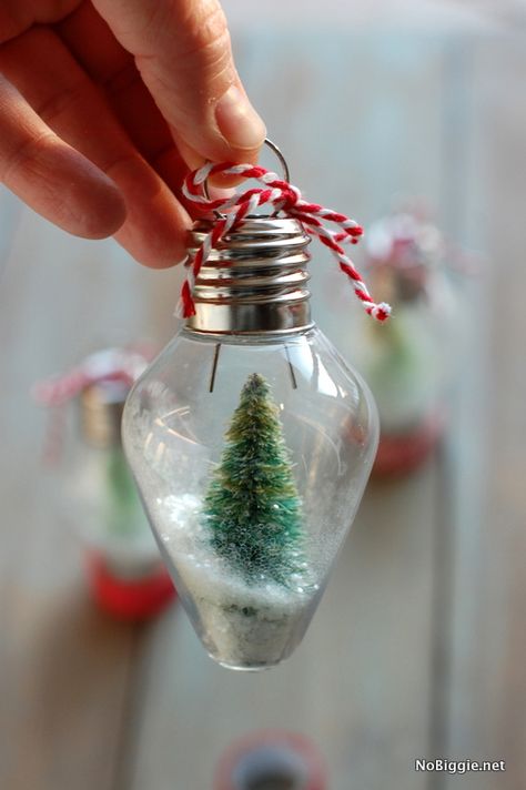 LOVE this Mini Snow Globe Ornament from @Kami Bigler * NoBiggie.net #fabulouslyfestive Snow Globe Ornament, Light Bulb Ornaments, Diy Jul, Diy Snow Globe, Diy Christmas Ornament, Christmas Light Bulbs, Globe Ornament, Christmas Ornaments Homemade, Cool Ideas