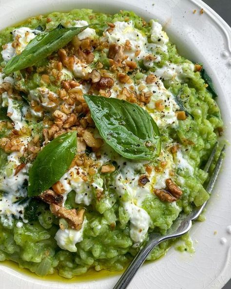 Hannah on Instagram: “Spring green risotto, goats cheese & toasted walnuts. One of my favourites this time of year🫶🏻🫶🏻 The risotto itself is super fresh thanks…” Risotto Plating, Risotto Aesthetic, Risotto Verde, Green Risotto, Spring Risotto, Leek Risotto, Veg Stock, Easter 2024, Fall Dinner Party