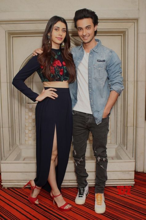 New Delhi: Promotion of film "LoveYatri" Warina Hussain and Aayush Sharma #Gallery - Social News XYZ Photos: : #WarinaHussain and #AayushSharma at the Promotion of film #Loveatri  in #NewDelhi Warrina Hussain, Ayush Sharma, Photo Poz, Aayush Sharma, Genius Movie, Warina Hussain, Indian Sari Dress, Sari Dress, Facebook Comments