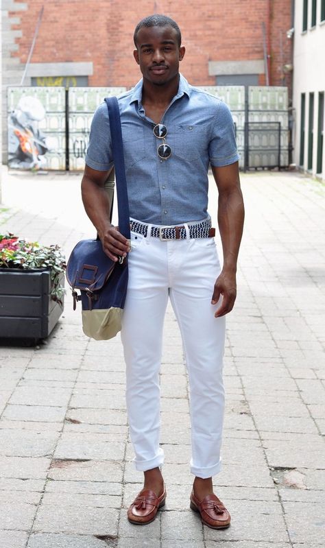 White Outfit For Men, White Pants Men, White Pants Outfit, Jeans Outfit Men, White Chinos, White Jeans Men, White Jeans Outfit, Jeans Street Style, Men With Street Style