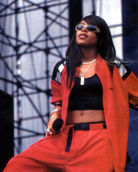 Fashion Icon. 👌🏻 #Aaliyah Aaliyah Outfits 2000s, Aaliyah Outfits, Aaliyah Aesthetic, Aaliyah Hair, Aaliyah Pictures, Icon Fashion, Aaliyah Style, Aaliyah Haughton, Outfits 2000s