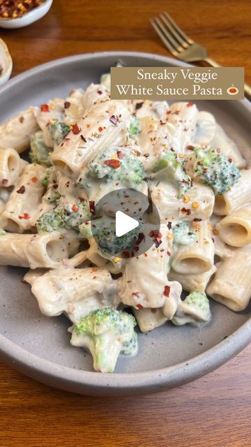 Guntas Sethi on Instagram: "✨Sneaky Veggie White Sauce Pasta✨  Sneaking veggies to pasta is my secret to making it healthier and still comforting & this cauliflower sauce is too good😋🍝  It’s quick, creamy goodness of white sauce and a sneaky nutrition boost. Perfect for busy nights when you want something comforting🫠🤌🏽  Recipe:   For the sauce:   -1/2 cauliflower  -1/2 cup cashews  -1 tbsp pepper  -1 tbsp mustard (grain) -1 tsp salt  -milk of your choice   For Assembling:   -1 tbsp oil  -1 tbsp garlic, finely chopped  -1 cup halved mushrooms  -white sauce  -1 tbsp chilli flakes  -1 cup broccoli  -pasta of your choice   #veggiepasta #whitesauce #creamy #nutritious #healthier #pastalover #mealideas #mealprep #pasta  [veggie, sneaky, dinner ideas, meal ideas, veggie pasta, pasta recipes, Pasta And Veggies In Garlic Sauce, White Sauce Noodles Recipe, White Sauce Pasta Recipes Easy, Healthy White Sauce Pasta, White Pasta Recipes, White Sauce Pasta Recipes, Cauliflower White Sauce, Cauliflower Pasta Sauce, Cauliflower Pasta Recipes