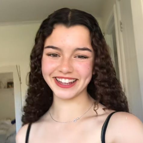 @_feerguzman Portuguese Faceclaim, Books Mystery, Long Natural Curly Hair, Curly Hair Tutorial, Curly Hair Types, Key Words, Brunette Woman, Curly Hair Inspiration, Curly Hair Routine