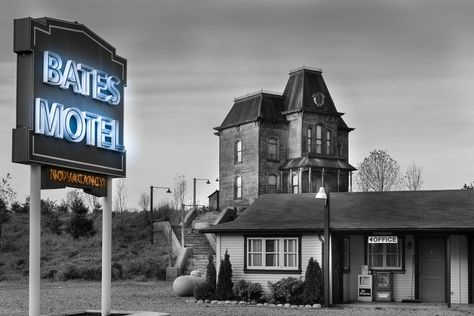 Motel Wallpaper, Motel Architecture, Bates Motel House, Bates Hotel, Keyboard Backgrounds, Horror Slashers, Norman Bates, Nicolas Peltz, Age Of Extinction