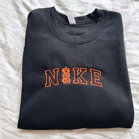 Etsy Sweatshirts, Sweatshirts Aesthetic, Embroidery Crewneck, Halloween Embroidery Designs, Cute Nike Outfits, Pumpkin Sweatshirts, Crewneck Design, Novelty Shirts, Halloween Sweater