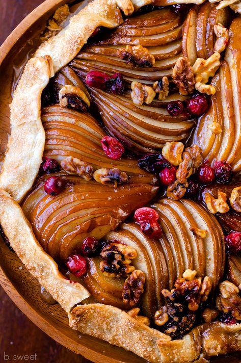 Autumn Galette Recipe, Gallate Recipe, Winter Pear Recipes, Thanksgiving Galette, Winter Pastries, Autumn Pastries, Autumn Deserts, Pumpkin Galette, Autumn Food Recipes