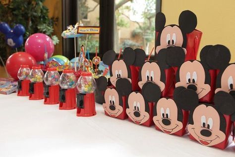 Handmade mickey mouse party bags Diy Loot Bags, Loot Bag Ideas, Mickey Birthday Cakes, Mickey Mouse Party Favors, Mickey Mouse Gifts, Party Bags Kids, Gift Wrapping Ideas, Minnie Party, Mickey Party