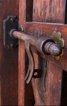 old hardware Stairs And Doors, Old Door Knobs, Door Knobs And Knockers, Gate Handles, Old Keys, Metal Working Projects, Rustic Doors, Doors And Hardware, Antique Door