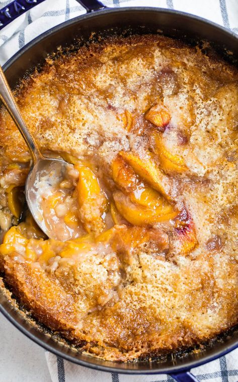 Dutch Oven Peach Cobbler is dessert made easy! Enjoy the sweet taste of fresh peaches in this deliciously comforting recipe! EVERYONE will love it! Make it for camping over fire or for an easy dessert. Dutch Oven Squash Recipes, Dutch Oven Peach Cobbler Fresh Peaches, Dutch Oven Peach Cobbler Camping, Camping Dutch Oven Meals, Dutch Oven Desert, Cast Iron Peach Cobbler Recipe, Dutch Oven Deserts, Iron Skillet Peach Cobbler, Omnia Recipes