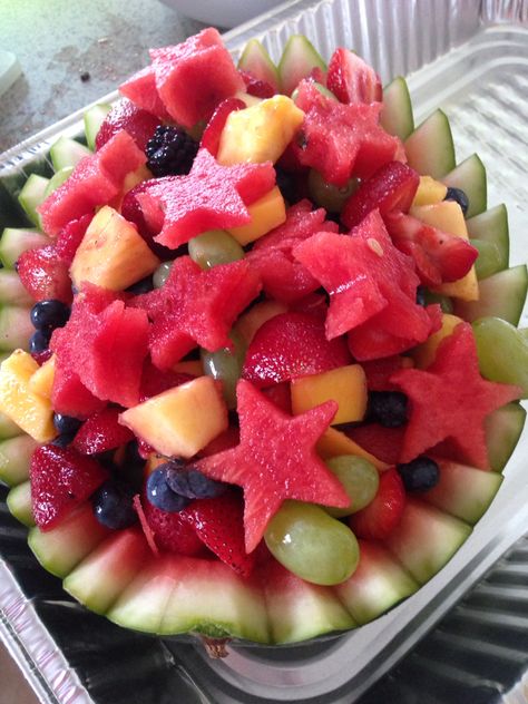 Fruit salad- cut watermelon in 1/2. The cut out chunks of watermelon and cut with star cookie cutter. Cut up leftover watermelon pieces. Cut rim of watermelon into V shapes then fill with fruit salad! So easy and pretty Cute Fruit Salad, Watermelon Shapes, Leftover Watermelon, Girly Sleepover, Watermelon Fruit Salad, Cookie Salad, Watermelon Bowl, Healthy Summer Snacks, Heart Theme