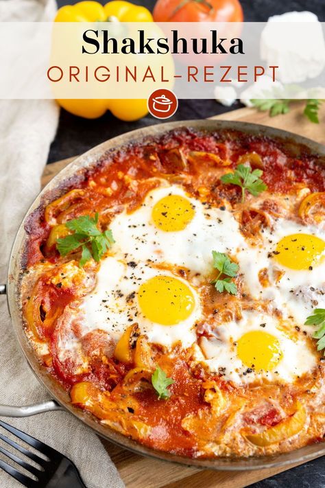 Dieses Pfannengericht aus Tomaten und Eiern ist ein echter Allrounder. Genieße Shakshuka zum Frühstück, zum Mittag oder bereite es als Abendessen zu. Das schnelle vegetarische Gericht aus der Pfanne muss zuletzt nur noch kurz in den Backofen und schon kannst du deine Shakshuka genießen. Probier es aus!🍅🍳 Dark Chocolate Nutrition, Healthy Vegetable Recipes, Simple Nutrition, Optimum Nutrition, Camping Food, Healthy Nutrition, Greek Recipes, Nutrition Tips, Nutrition Recipes