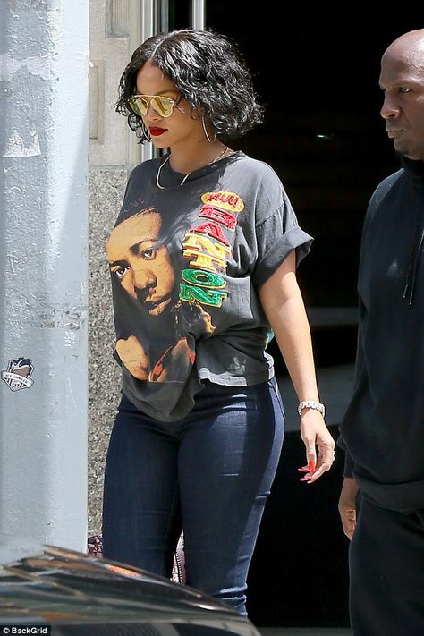 Work Rihanna, Street Style Rihanna, Rihanna T Shirt, Rihanna Street Style, Looks Rihanna, Rihanna Outfits, Rihanna Looks, Rihanna Riri, T Shirt Outfit