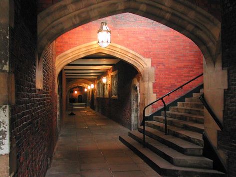 Hampton Court Palace Interior, Tudor Palace, Castle Interior, Tudor Dynasty, Tudor Era, Palace Interior, Haunted History, English Castles, Strange History