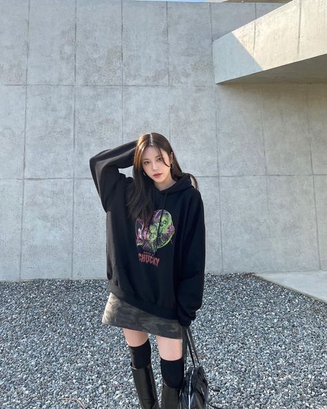 Oversized Hoodie Outfit Winter, Korean Oversized Outfit, Hoodie Outfit Winter, Alberita Nicki, Korean Boots, Oversized Hoodie Outfit, Korean Fits, Ropa Aesthetic, Oversized Outfit