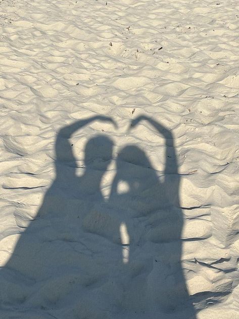 Sea Date Aesthetic, Couple Pose Aesthetic, Beach Date Couple, No Face Couple Photos, No Face Couple, Romantic Beach Picnic, Spring Tide, Cool Easy Drawings, Secret Photo