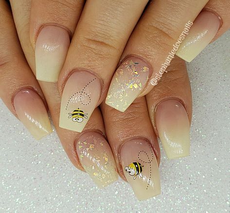 Bumblebee Nails Honey Bees, Honey Bee Nail Designs, Nail Art Bee, Nails With Bees, Bee Acrylic Nails, Bumble Bee Nails Design, Bee Nails Design, Honey Bee Nails, Honey Bee Nail Art