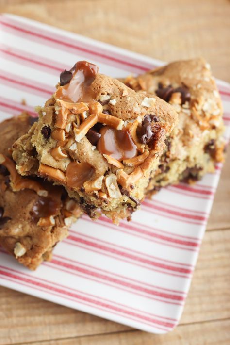 Kitchen Sink Cookie Bars Kitchen Sink Cookie Bars, Kitchen Sink Bars, Kitchen Sink Cookies, Cookie Bars Easy, Magic Cookie Bars, Kinds Of Cookies, Favorite Dessert, Cookie Bar Recipes, Oatmeal Raisin