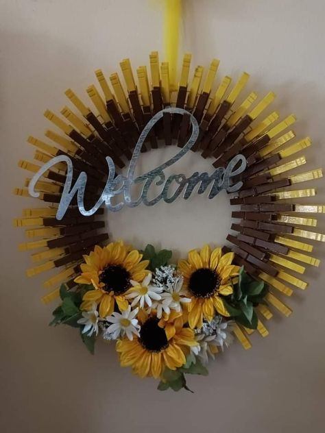 Close Pin Wreath, Clothes Pin Wreath Diy, Thanksgiving Clothespin Wreath, Fall Clothespin Wreath Diy, Fall Clothes Pin Wreaths, Sunflower Clothespin Wreath, Sunflower Clothespin Wreath Diy, Thanksgiving Clothepin Wreath, Sunflower Wreath Clothes Pins