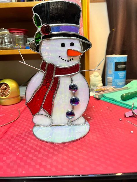 Christmas Glass Art, Snowmen Crafts, Glass Suncatchers, Glass Diy, Stained Glass Ornaments, Stained Glass Suncatchers, Stained Glass Christmas, Stained Glass Diy, Stained Glass Crafts