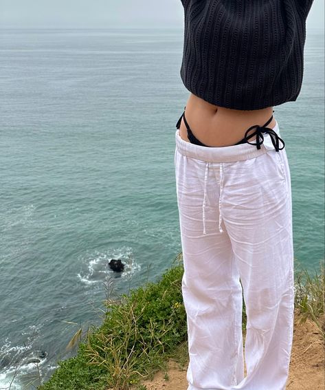 Sweater and linen pants Australian Aesthetic Outfits, Cold Beach Weather Outfits, Beach Outfits Cold Weather, Cold Weather Beach Outfit, Beach Outfit 2024, Cozy Beach Outfits, Chilly Beach Day Outfit, Cornwall Outfits, Cold Beach Day Outfit