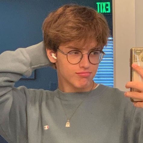 Guy With Glasses Aesthetic, Glasses Boy Aesthetic, Nerd Guy Aesthetic, Guy With Glasses, Blonde With Glasses, Glasses Boy, Aesthetic Guy, Guy Aesthetic, Glasses Aesthetic