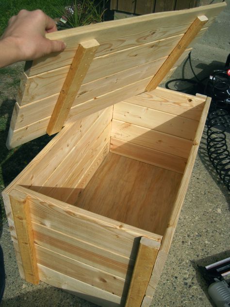 Make a tack trunk (use a real hinge and lock for top, and stronger handles. Add wheels. Stronger wood. Diy Wood Chest, Diy Storage Trunk, Pallet Deck Diy, Projek Diy, Chests Diy, Tack Trunk, Diy Muebles Ideas, Wood Storage Box, Diy Holz