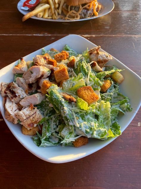 Chicken Caesar Salad Aesthetic, Healthy Vacation Meals, Salade Aesthetic, Chicken Salad Aesthetic, Caesar Salad Aesthetic, Salads Aesthetic, Healthy Aesthetic Food, Dinner Ideas Aesthetic, Aesthetic Healthy Food