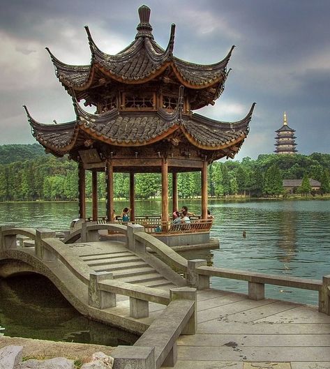 West Lake in Hangzhou, China - the UNESCO World Heritage Site that has inspired Chinese artists and poets for centuries Hangzhou West Lake, Chinese Scenery, Chinese Buildings, Ancient Chinese Architecture, Chinese Heritage, Hangzhou China, Výtvarné Reference, Asian Architecture, Japon Illustration