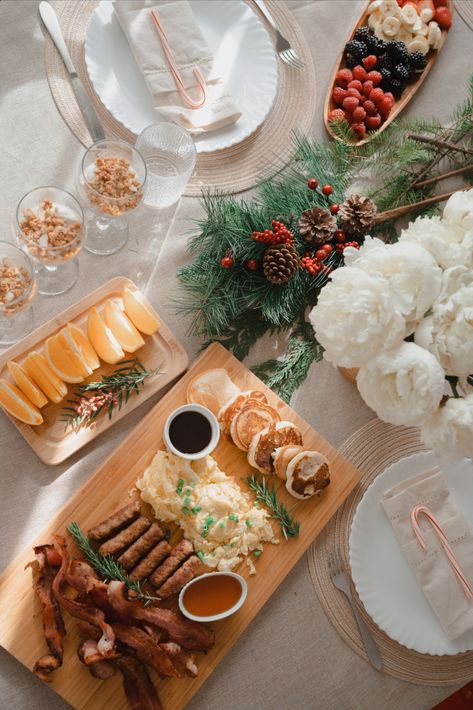 Christmas Brunch Table Set Up Christmas Brunch Centerpieces, Winter Brunch Aesthetic, Christmas Breakfast Decor, Holiday Brunch Decor, Christmas Brunch Aesthetic, Christmas Brunch Tablescape, Christmas Food Photoshoot, Christmas Breakfast Table Setting, Christmas Brunch Decor