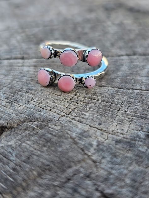 Wrap your finger in the beauty of the ocean with our Six Shell Wrap Around Ring. Made with six stunning pink conch shells, this ring brings the calming and soothing energy of the sea to your everyday look. Perfect for anyone who loves beachy vibes and unique jewelry. Wrap Around Rings, Conch Shell Jewelry, خواتم خطوبة, Wrap Around Ring, Conch Shells, Western Gifts, Beachy Vibes, Jewellery Silver, Kids Earrings