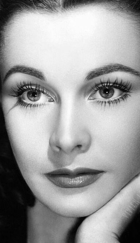 Vivien Leigh Makeup, French Glamour, Vivian Leigh, Yvonne De Carlo, Classic Hollywood Glamour, Vintage Black Glamour, Vivien Leigh, Classic Actresses, Romantic Outfit