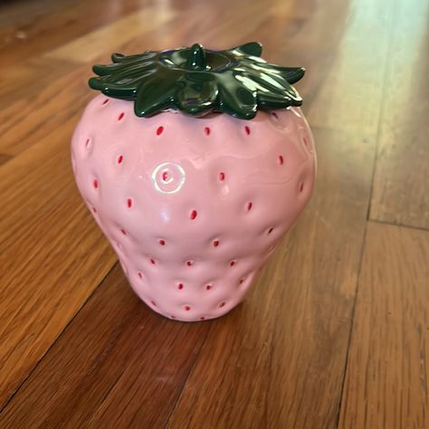 Strawberry Pinch Pot, Cool Ceramic Pieces, Ceramic Jar With Lid, Pinch Bowls Ceramics, Coil Pot Ceramics, Pottery Cute, Clay Strawberry, Strawberry Ceramic, Ceramic Strawberry