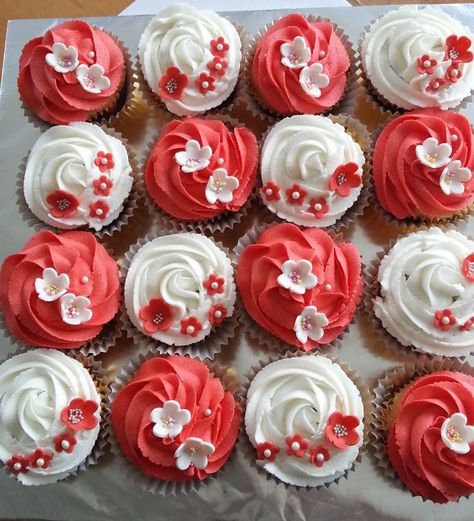 Chinese Cupcakes Ideas, Chinese New Year Birthday Party, Chinese New Year Cake Ideas, Lunar New Year Cupcakes, Chinese Cupcakes, Lunar New Year Cake, Chinese New Year Cupcakes, Cny Cake, Chinese New Year Desserts