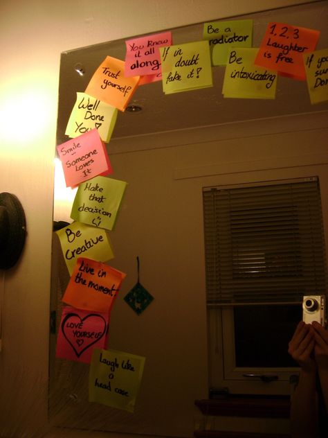 Bathroom Mirror Sticky Notes, Wall Messages Decorating Ideas, Post It Mirror, Mirror Decorating Ideas Aesthetic, Sticky Note Room Decor, Mirror Post It Notes, Sticky Notes Ideas Wall, Notes On Mirror, Mirror Decoration Diy