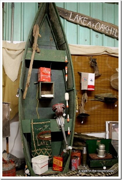 Ideas For Antique Booth, Antique Shop Display, Booth Display Ideas, Antique Mall Booth, Antique Booth Displays, Window Display Retail, Antique Booth, Store Window Displays, Visual Merchandising Displays