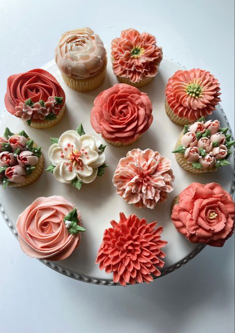 Dahlia Cupcakes, Wedding Cake Coral, Coral Cupcakes, Coral Anniversary, Coral Wedding Cakes, Coral Cake, Wedding Cake Peach, Cupcakes Flores, Wedding Cupcake Display