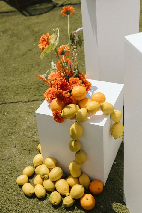 Orange Flower Table Arrangements, Wedding Fruit Decoration, Food Art Installation, Flower And Fruit Arrangements, Lemon Installation, Orange Wedding Table Decor, Fruit And Flower Arrangements, Fruit Wedding Decor, Orange Table Decor