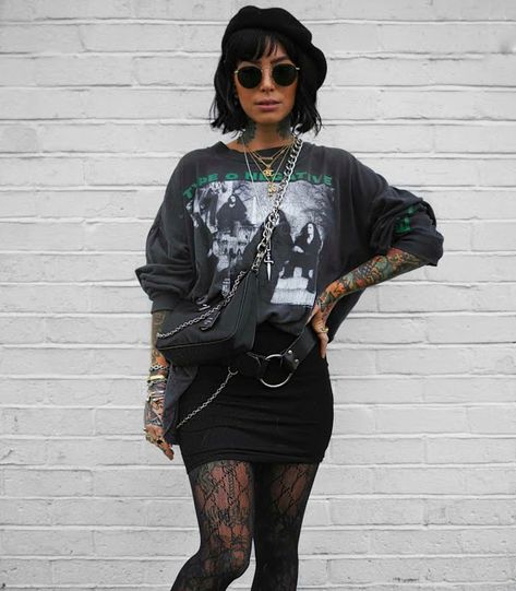 Punk Brunch Outfit, Mid Size Rock Concert Outfits, Curvy Retro Fashion, Edgy Hairstylist Outfits, 30 Seconds To Mars Concert Outfit, Emo Rock Outfits, Alternative Going Out Outfit, Casual Goth Aesthetic, Chic Goth Outfits