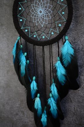 Bedroom Decor Turquoise, Chic Dorm Room, Dream Catcher Bedroom, Dreamcatcher Diy, Atrapasueños Diy, Diy Dream Catcher Tutorial, Turquoise Birthstone, Dream Catcher Tutorial, Dream Catcher Patterns